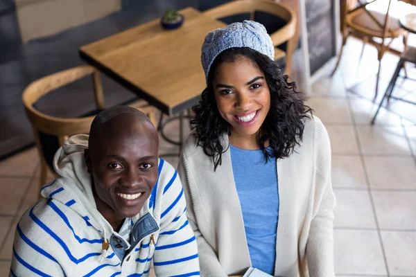 Retrato de pareja sonriente —  Fotos de Stock