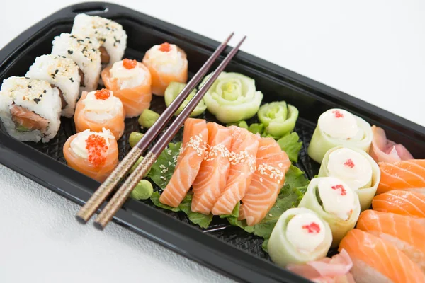 Bricka med blandade sushi — Stockfoto