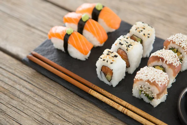 Conjunto de sushi variado servido em ardósia de pedra preta — Fotografia de Stock