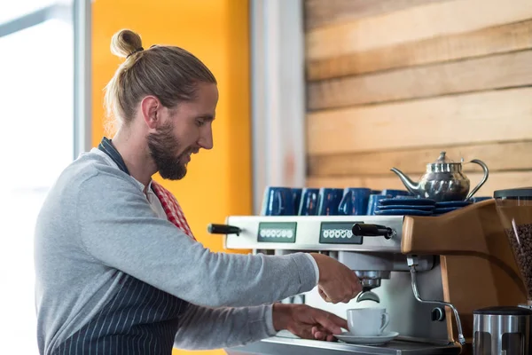 Uppmärksam servitör att göra kopp kaffe — Stockfoto