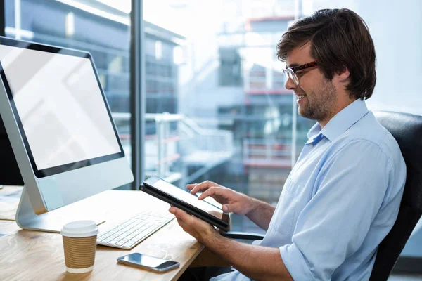 Affärsman med digital Tablet PC på skrivbordet — Stockfoto