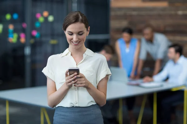 Eksekutif bisnis menggunakan telepon seluler di kantor — Stok Foto