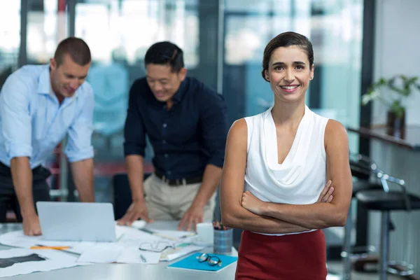 Ejecutivo de negocios de pie con los brazos cruzados en la oficina — Foto de Stock