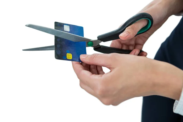 Donna d'affari taglio carta di credito con forbici — Foto Stock
