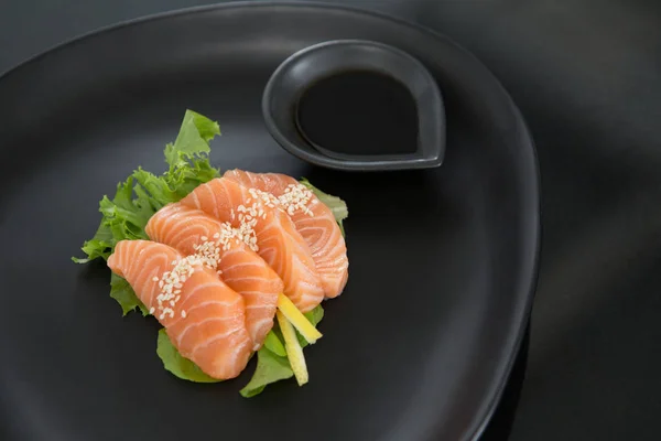 Sashimi serveras på tallrik med sojasås — Stockfoto