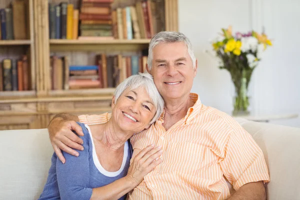 Seniorenpaar sitzt zusammen auf Sofa im Wohnzimmer — Stockfoto