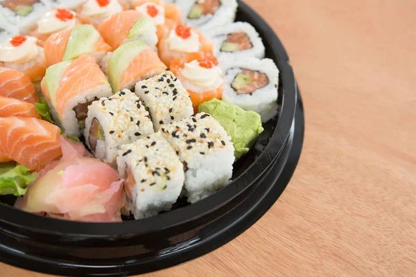 Vários rolos de sushi em prato — Fotografia de Stock