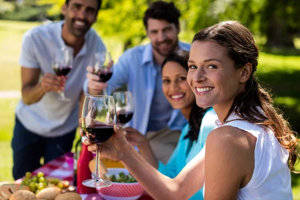 Glückliches Paar stößt mit einem Glas Wein an — Stockfoto