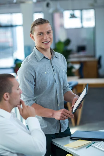 Porträtt av leende affärsman anläggning digital tablet — Stockfoto