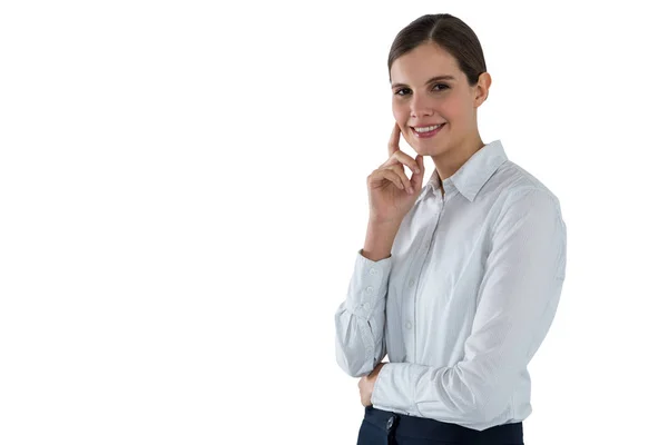 Portret van zakenvrouw permanent tegen witte achtergrond — Stockfoto