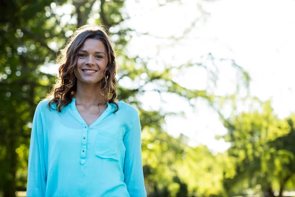 Portret van een lachende vrouw — Stockfoto