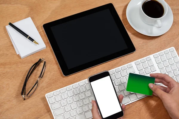 Businessman doing online shopping on mobile phone — Stock Photo, Image