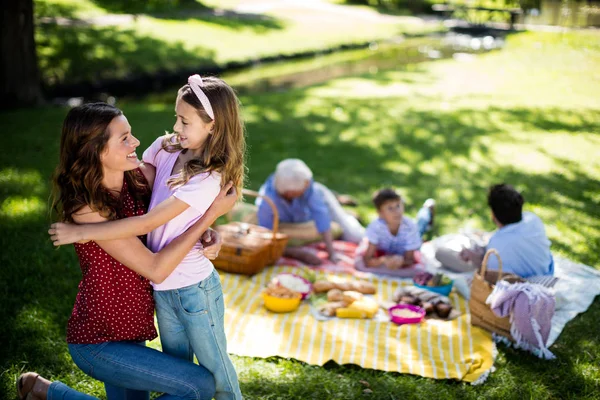 Família feliz desfrutando no parque — Fotografia de Stock