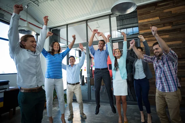 Equipo de empresarios saltando en la oficina — Foto de Stock