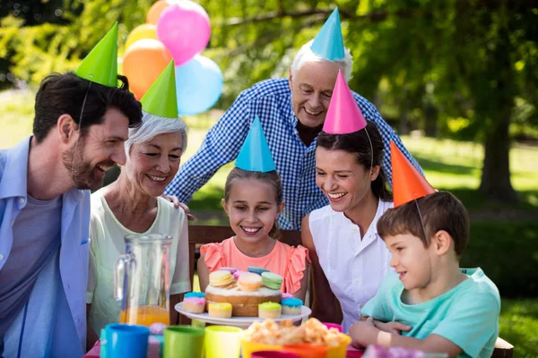 Família multigeração feliz celebrando festa de aniversário — Fotografia de Stock