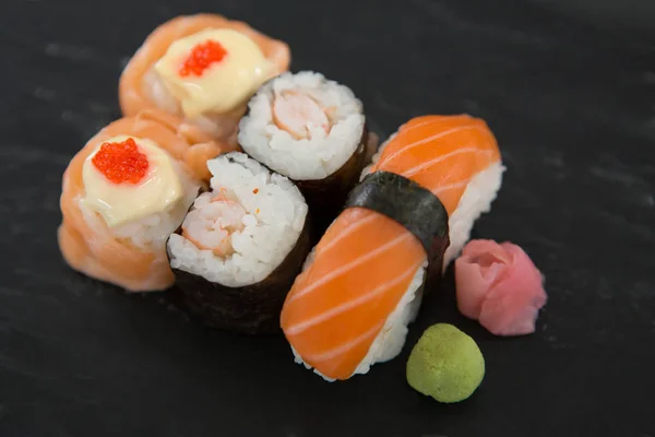 Sushi på svart bakgrund — Stockfoto