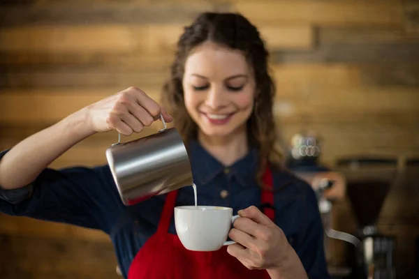 Smiling waitress making cup of coffee — Stock Photo, Image