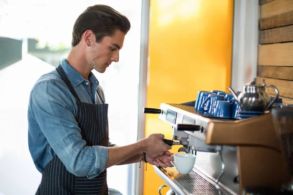 Camarero haciendo taza de café en el mostrador — Foto de Stock