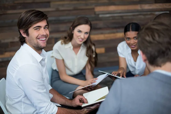 Bedrijfsleiders werken in office — Stockfoto