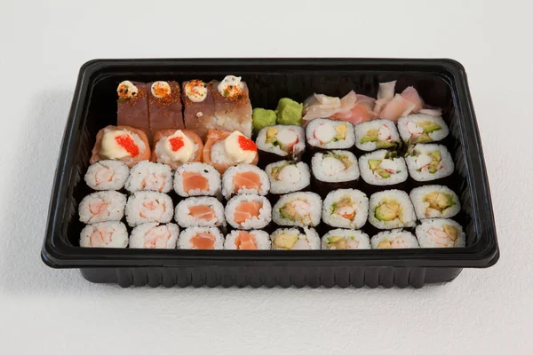 Sada různé sushi v černé skříňky — Stock fotografie