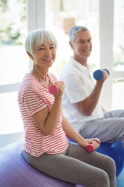 Senioren-Paar macht Dehnübungen auf Fitnessball — Stockfoto