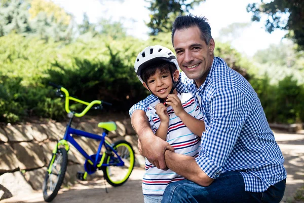 Portrait of father embracing his son in park — Stock Photo, Image