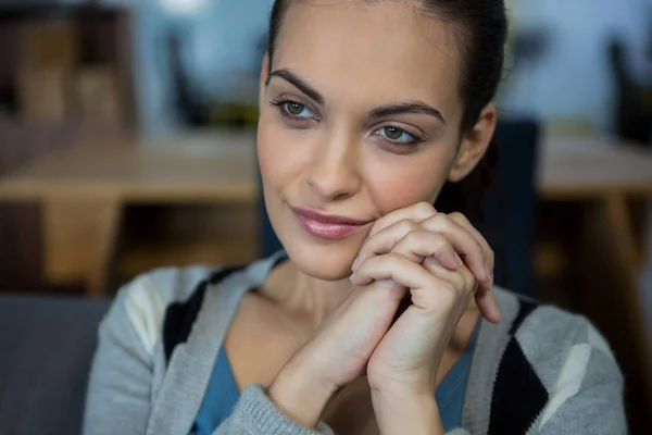 Doordachte vrouw die lacht — Stockfoto