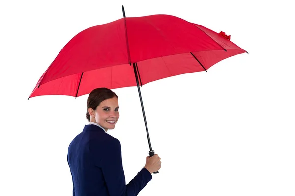 Kırmızı şemsiye tutan gülümseyen iş kadını — Stok fotoğraf
