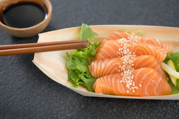 Sushi på båt formad platta med pinnar — Stockfoto