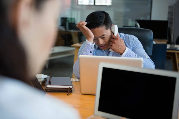 Frustrerad företagsledare pratar på telefon — Stockfoto