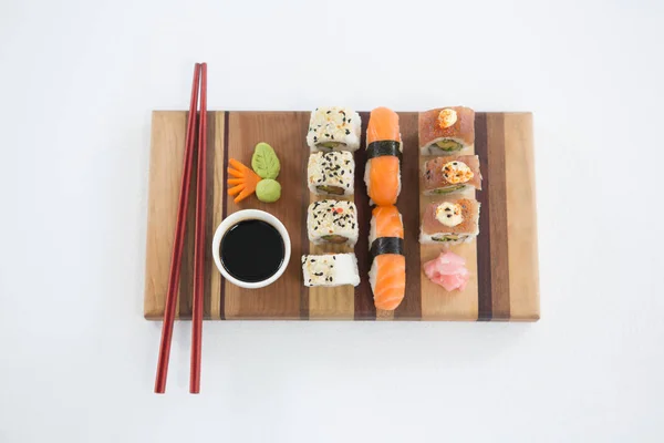 Sushi auf Holztablett serviert — Stockfoto