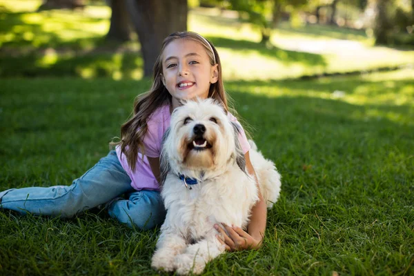 Portrait de fille avec chien dans le parc — Photo