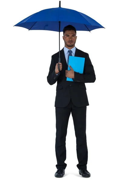 Retrato del hombre de negocios sosteniendo un paraguas azul y un archivo —  Fotos de Stock