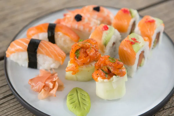 Набор разнообразных суши на тарелке — стоковое фото