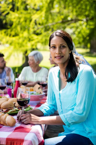 Portret van mooie vrouw met een glas rode wijn — Stockfoto