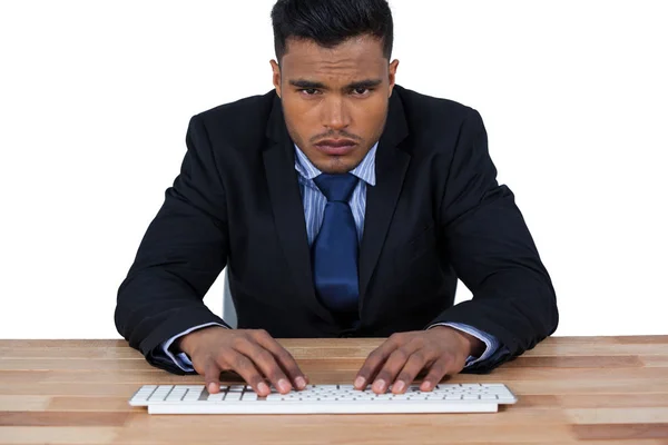 Retrato del hombre de negocios escribiendo en el teclado en el escritorio —  Fotos de Stock