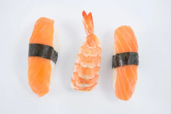 Sushi roll en garnalen op witte achtergrond — Stockfoto