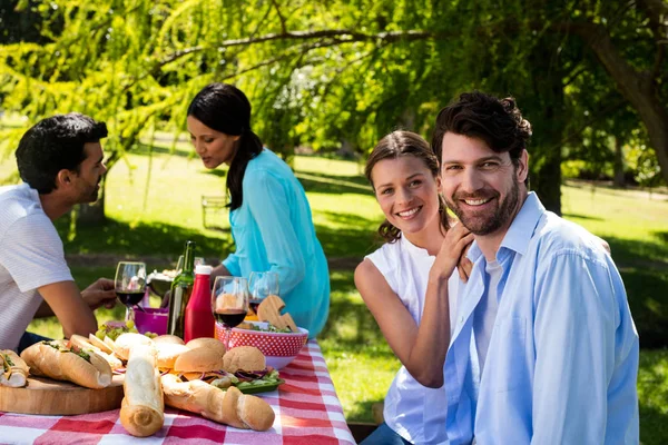 Pareja feliz sonriendo en el parque —  Fotos de Stock