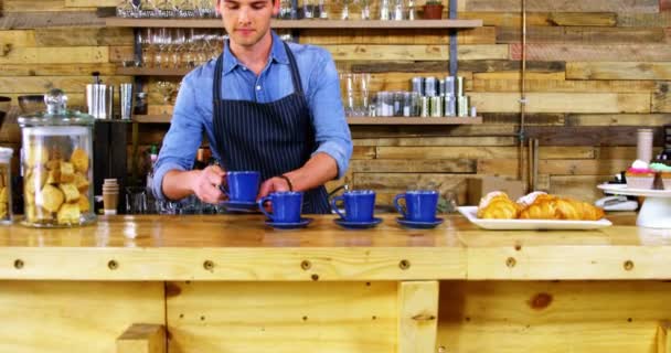 Waiter working at counter — Stock Video