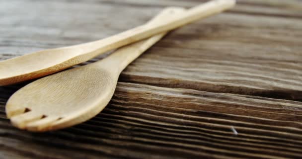 Деревянная ложка и вилка на столе — стоковое видео