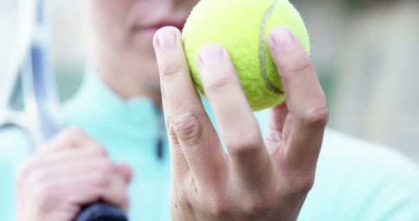 Deportista mirando pelota de tenis — Vídeos de Stock