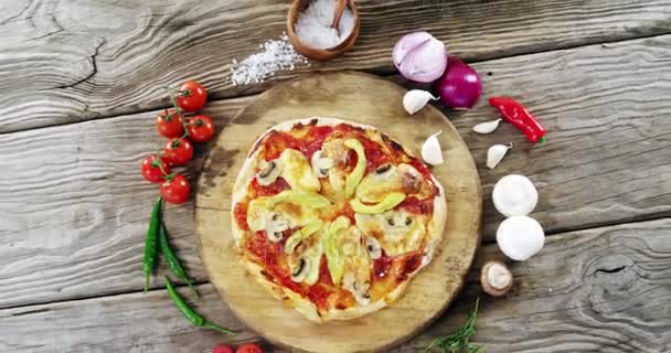 Délicieuse pizza italienne servie — Video