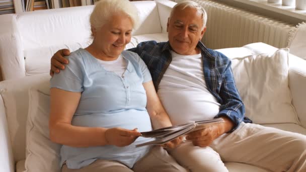 Couple âgé regardant un album photo — Video