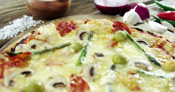 Delicious italian pizza served — Stock Video