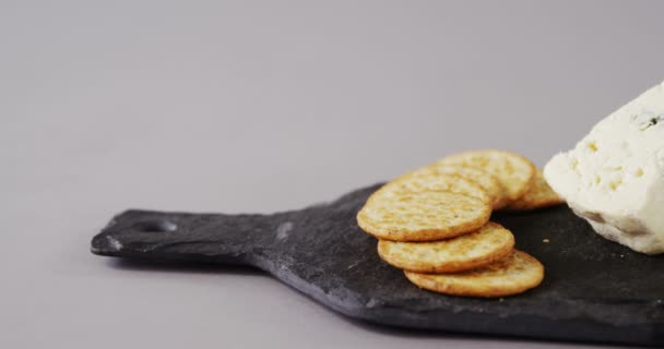 Biscoitos crocantes, queijo e azeitonas — Vídeo de Stock
