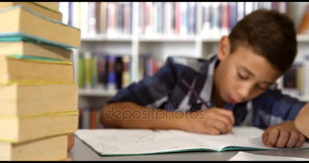 Estudante estudando na biblioteca — Vídeo de Stock