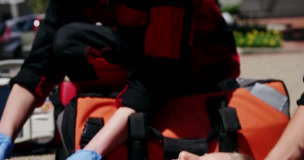 Paramedics examining injured girl — Stock Video