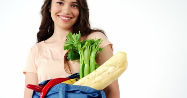 Mujer sosteniendo una bolsa de comestibles — Vídeos de Stock