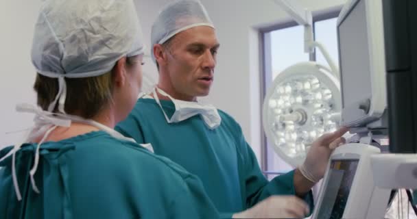 Cirujano masculino interactuando con un colega — Vídeo de stock