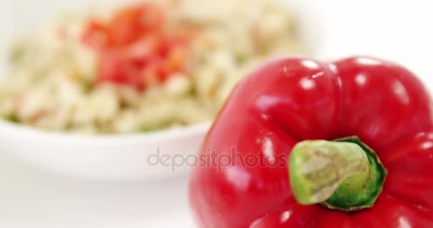 Papriky s misku těstovin — Stock video